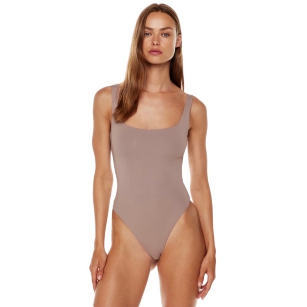 Babaton | Aritzia Contour Tank Square-Neck Tank Bodysuit Turner Taupe Medium